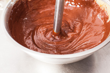金属碗里融化厚厚的棕色巧克力把巧克力融化碗里图片