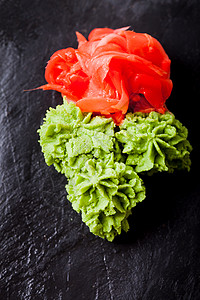 由日本辣根姜粉腌片制成的芥末绿色糊状物芥末生姜寿司的传统开胃菜背景图片