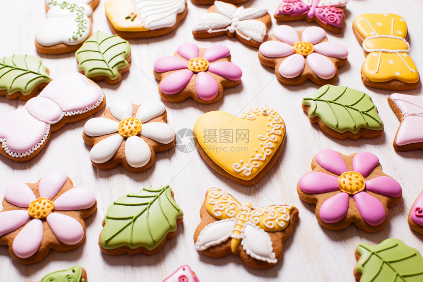 套美味的自制姜饼,各种形状摆桌子上甜蜜的节日姜饼为女孩生日图片