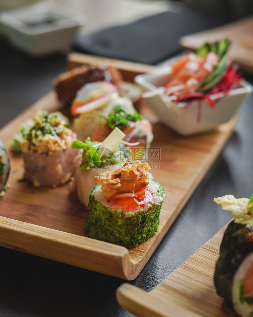 寿司日本菜餐厅的桌子上图片