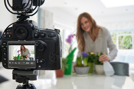 副翼女vlogger制作关于家庭植物护理互联网的社交媒体视频背景