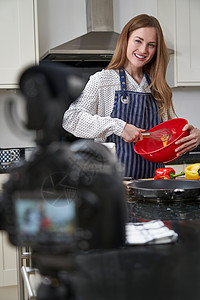 女vlogger制作关于为互联网饭的社交媒体视频图片