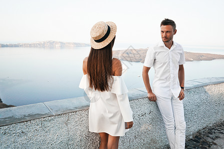 白色欧洲城镇幸福轻夫妇的户外生活方式照片桑托里尼岛上散步图片