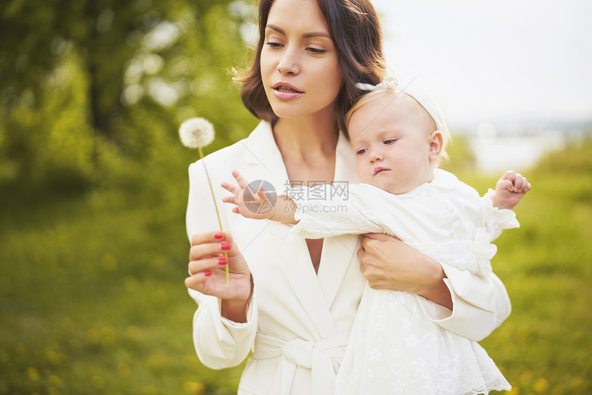 户外时尚肖像轻美丽的母亲小可爱的女儿蒲公英绿色的草地上春天的形象图片