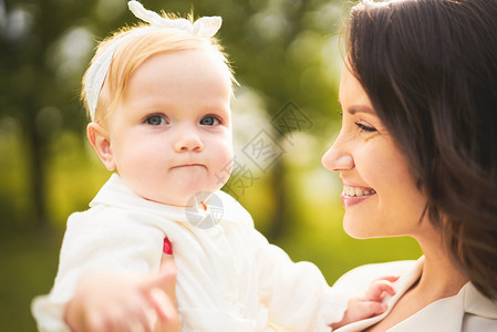 年轻美丽的母亲看着可爱的女儿图片