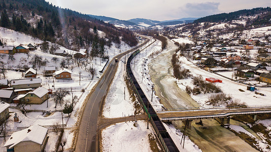 冬天的旅行火车公共汽车冬天的山谷里移动喀尔巴阡山德尼斯特河的鸟瞰图图片