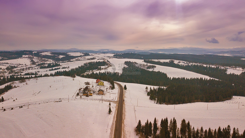 冬季雪山景观日落多云的天空空中乡村景观的道路地平线喀尔巴阡山脉,贝斯基山脉图片