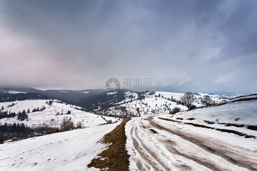 冬季喀尔巴阡山的雪原极端路径农村土路山上图片