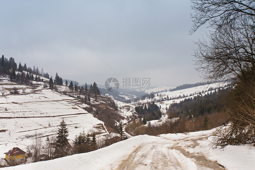 冬季喀尔巴阡山的雪原极端路径农村土路山上图片