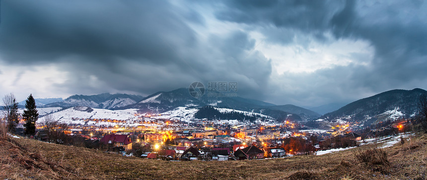 风暴云覆盖山脉全景美妙的夜晚冬季景观戏剧的阴云笼罩着度假村的村庄喀尔巴阡山脉,乌克兰图片