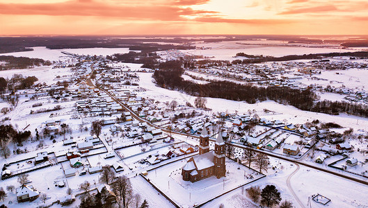 鲁比什维奇农村冬天的场景古老基督教教堂的鸟瞰白俄罗斯明斯克附近的rubezhevichi村背景