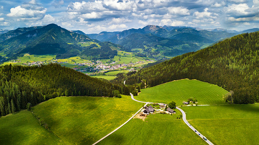 奥地利的春季旅行阿尔卑斯山脉的绿色田野草地高山乡村的道路背景图片