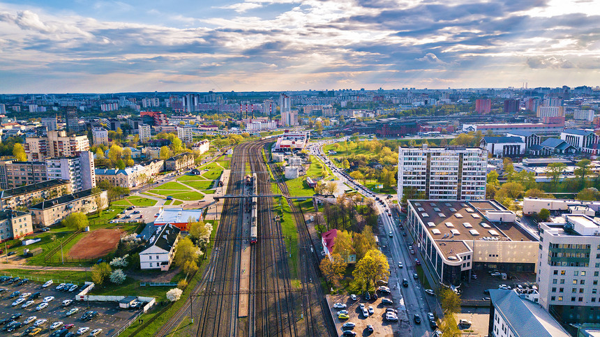 大城市春季鸟瞰火车站明斯克市,白俄罗斯共国首都图片