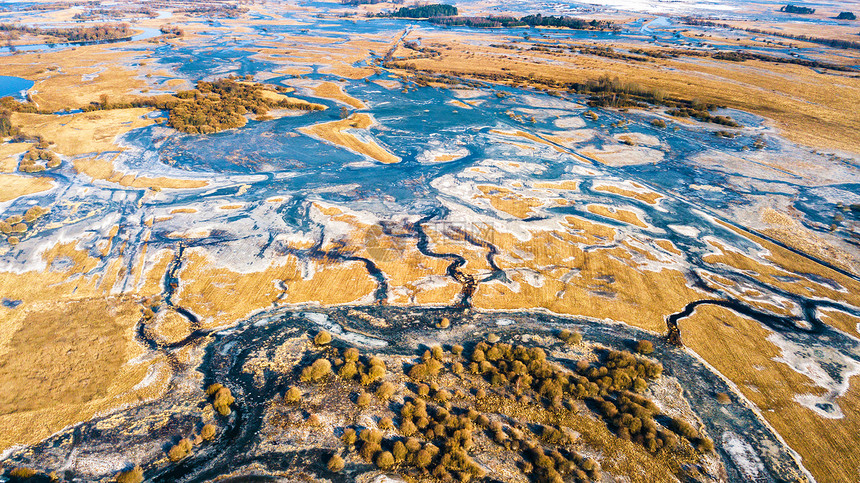 春季乡村空中景观冰冻的冬季河流春季融化的河流洪水空中全景春天溢出水白俄罗斯图片