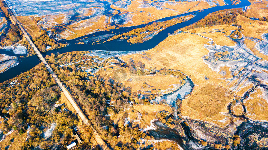 乡村道路桥梁溢流水春天融化的河水泛滥空中全景春天的乡村景观冰冻的冬季河流白俄罗斯图片