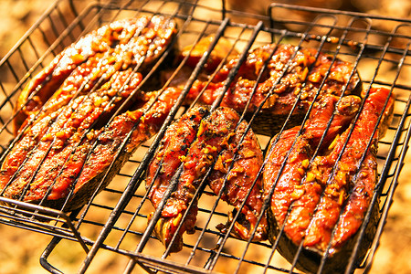 烧烤三文鱼牛排姜汁腌料格子烧烤顶级景观烤鲑鱼燃烧的布拉伊图片