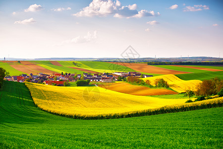 绿色春天田野春天的草地乡村场景下奥地利春天科尔扎田波兹多夫附近山上的村庄背景图片