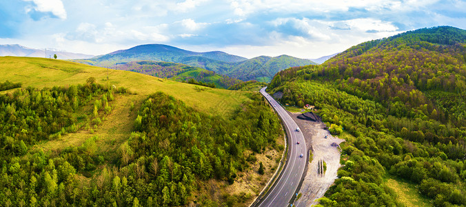 山区的高速公路傍阳光照射山上乌克兰喀尔巴阡山脉的贝斯基德山脉图片