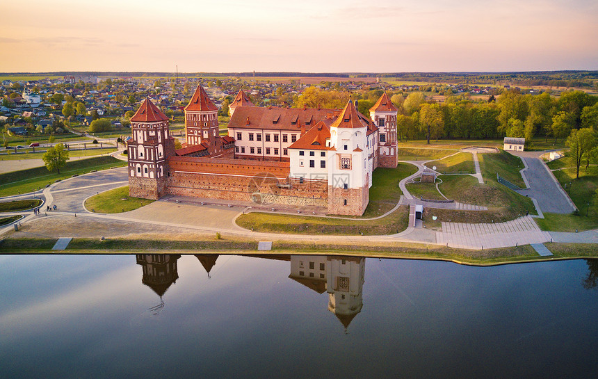 春季日落时中世纪米尔城堡建筑群的鸟瞰图著名地标,联合国教科文世界遗产白俄罗斯米尔斯基扎莫克的无人机全景图片