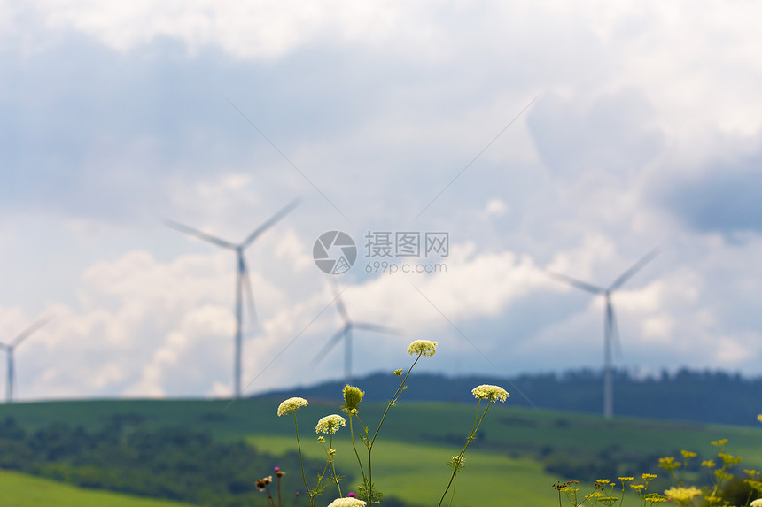 风力涡轮机美丽的阳光明媚的夏季秋山大地上绿色生态发电风电场生态场绿草鲜花贝斯基迪范围图片