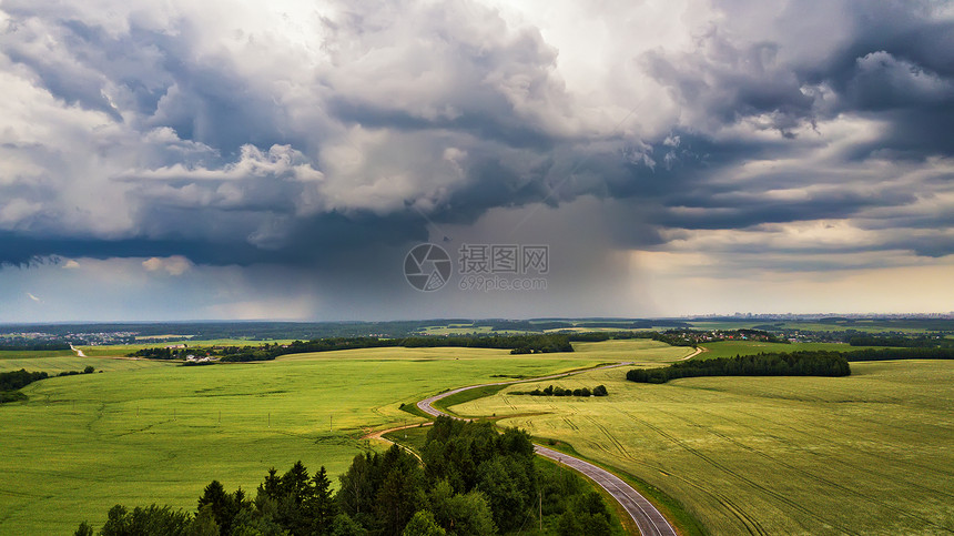 暴风雨乌云笼罩田野上麦田上雷雨白俄罗斯,欧洲的农村景象图片
