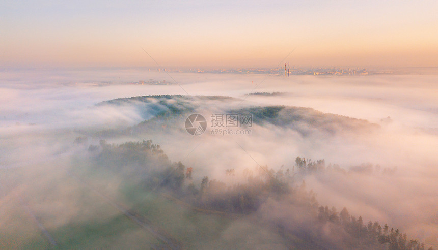 夏季日出晨雾林地空中全景夏季自然景观背景上的明斯克市白俄罗斯,欧洲图片