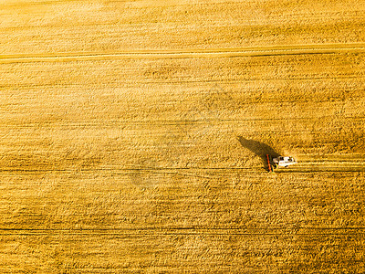 收割机场景工作联合收割机农业机收获金熟麦田农业俯视高清图片