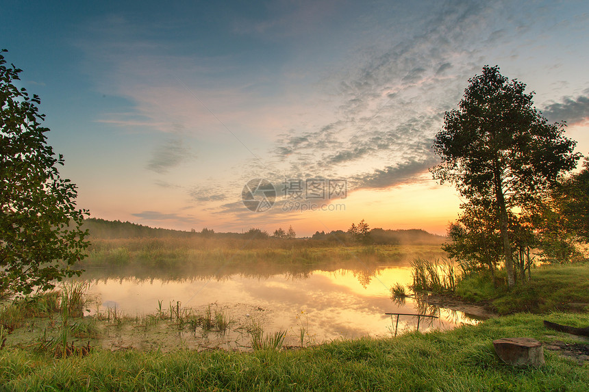 秋天五彩缤纷的日出雾平静的河流上秋天的季节朦胧的早晨秋晓景象全景白俄罗斯图片