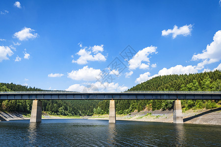 夏天,片森林附近的湖泊上座大桥,蓝天图片