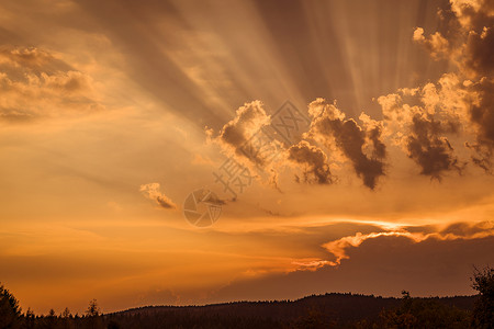 夕阳用光线照亮了乡村的云彩背景图片