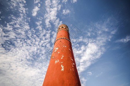 高高的红色烟囱塔蓝天下白云图片