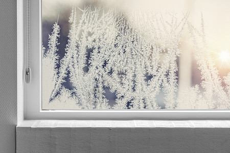 冬天看扇带白色窗台的霜窗高清图片