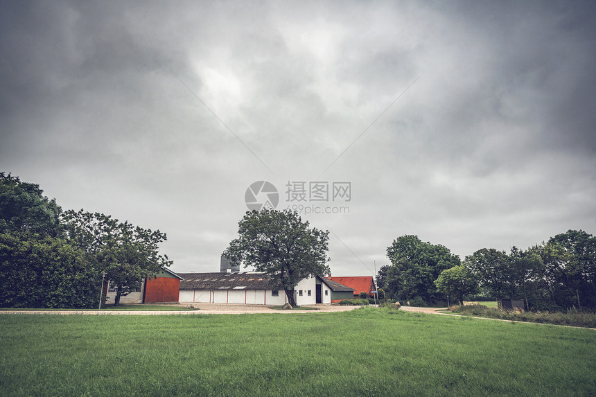 乡村景观与个农场个戏剧的多云天空下等待雨图片