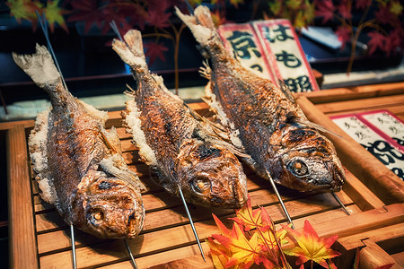 西子烤鱼棍子街头食品日本京都的尼希基市场烤鱼棍子街头食品日本京都的尼希基市场背景