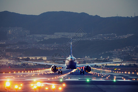 关西国际机场黄昏时分,大飞机日本大阪日本国际机场降落蓝色时间的大飞机着陆背景
