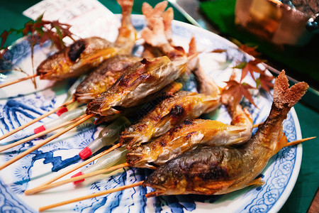 关西棍枝烤鱼棍子上街头食品日本京都的尼希基市场烤鱼棍子上街头食品日本京都的尼希基市场背景
