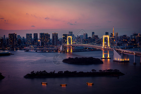 东京天际线与东京塔彩虹桥晚上东京,日本东京天际线与东京塔彩虹桥日本夜间图片