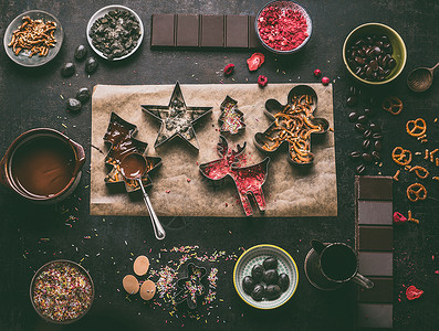 管理费用自制诞巧克力棒制作带各种浇头调味品的诞刀具融化的巧克力碗与勺子黑暗的乡村厨房桌子背景,顶部视图可食用的礼背景