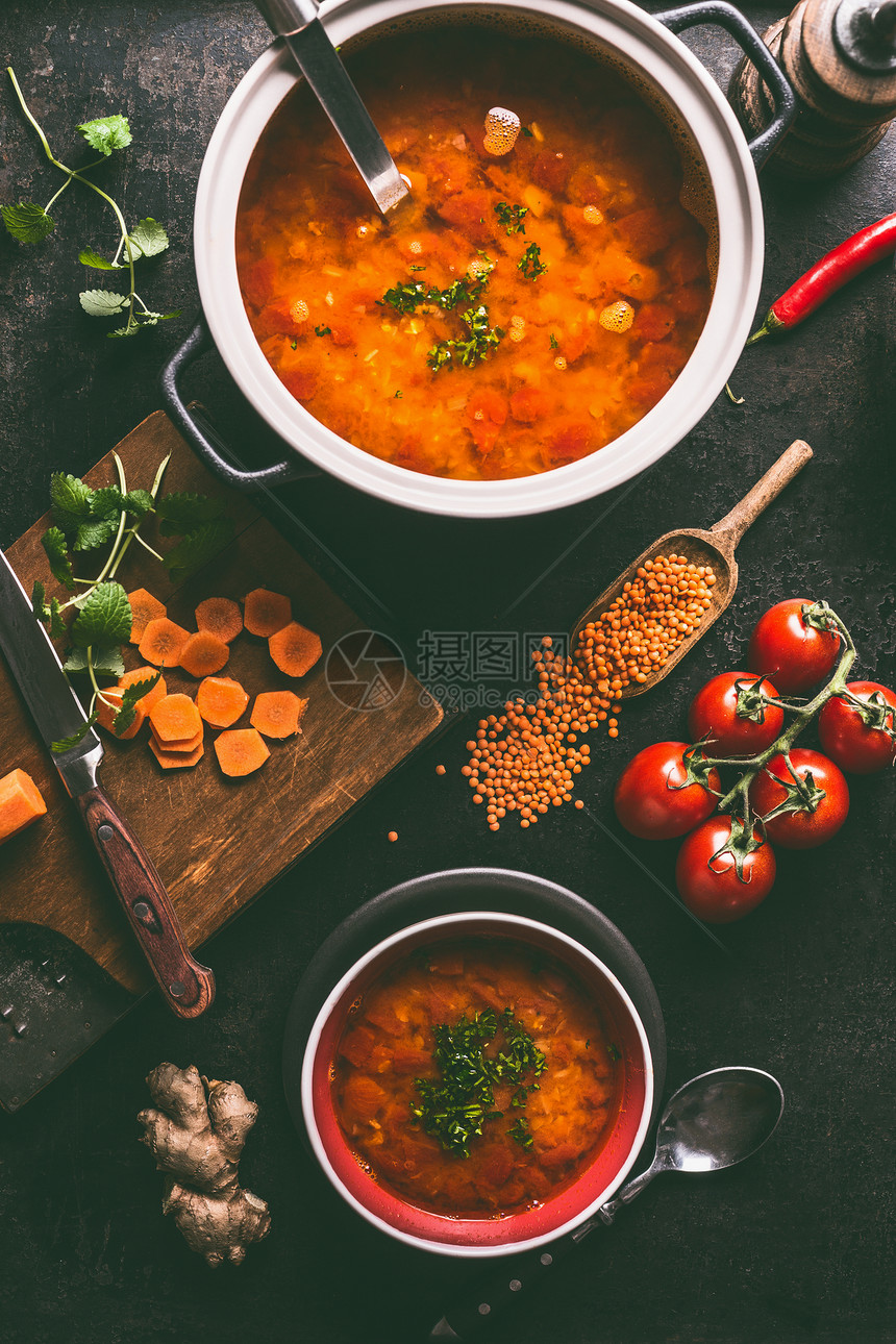 扁豆汤锅碗与勺子勺子烹饪原料黑暗的乡村厨房桌子背景,顶部视图健康素食食品素食扁豆餐菜干净的饮食图片
