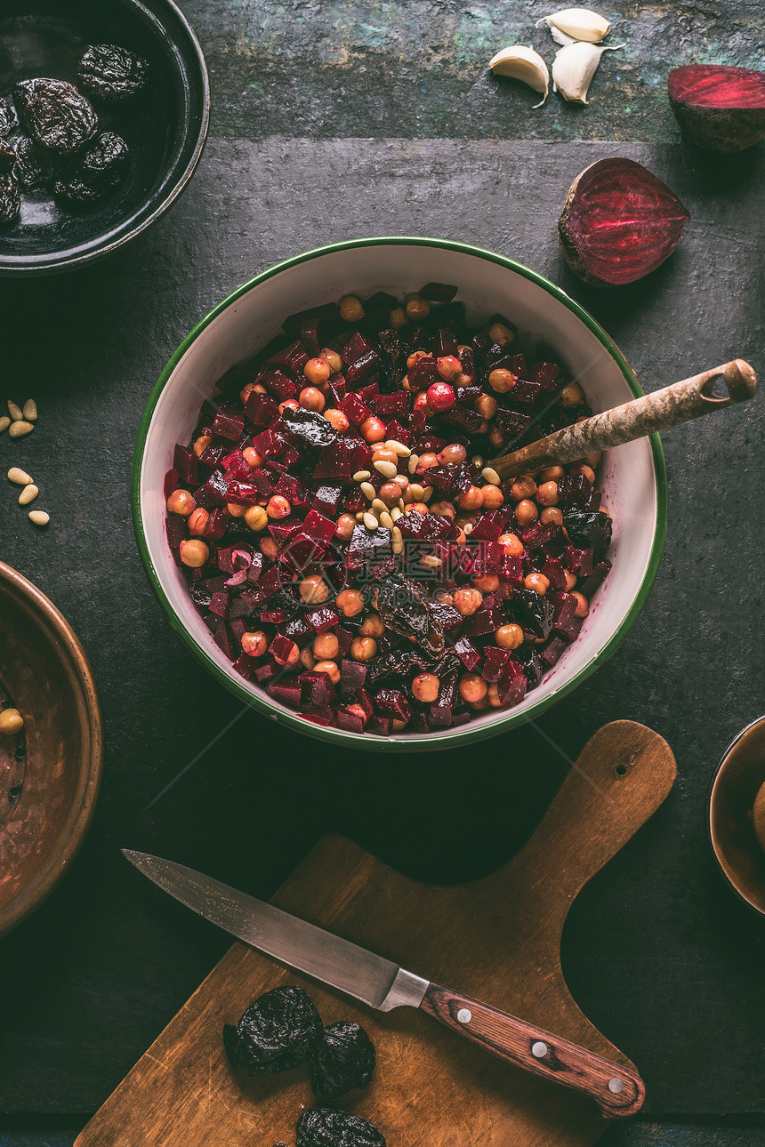 健康纯素甜菜根沙拉与鹰嘴豆碗黑暗的厨房桌子背景,顶部视图吃紫色蔬菜干净的节食食物图片
