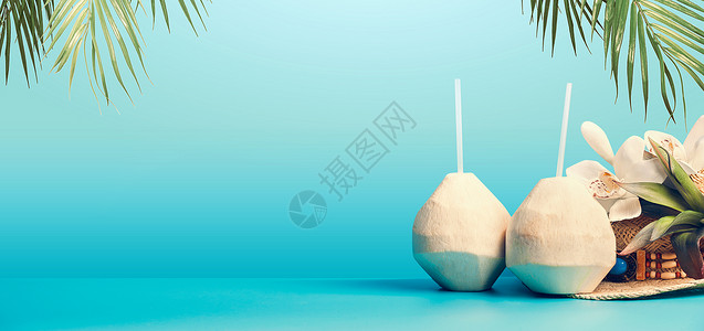 夏季热带度假背景横幅与新鲜的热带椰子鸡尾酒,喝吸管悬挂棕榈叶蓝色绿松石背景旅行假期背景图片