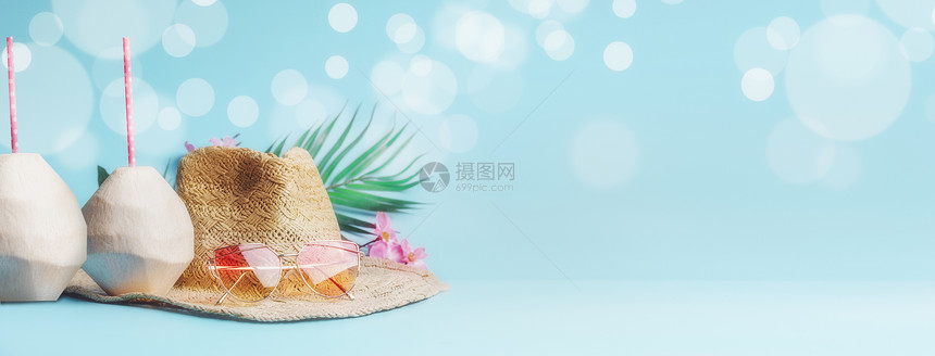 暑假横幅海滩配件与新鲜椰子,饮用吸管热带树叶花,太阳镜草帽阳光明媚的蓝色背景与Bokeh图片