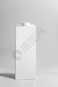 白色包装四包站浅灰色背景,正视图空模板盒牛奶果汁包装品牌模型图片