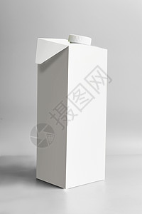 白色包装四包站浅灰色背景,正视图包装品牌mocup空模板盒牛奶果汁图片