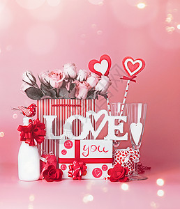 情人节问候象与礼品盒,玫瑰心购物袋,文字爱你丝带站红色粉红色背景与Bokeh,正视图爱的宣言背景图片