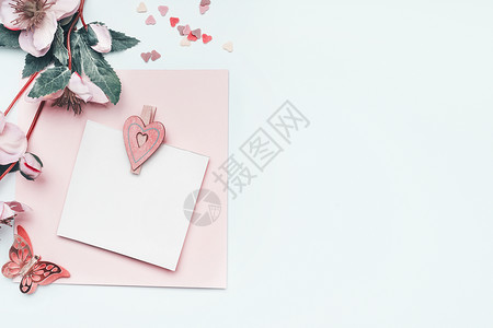 卡片边框贺卡模拟与粉彩心花白色背景,顶部视图,边框平躺可以用于母亲节,婚礼,生日,情人节背景