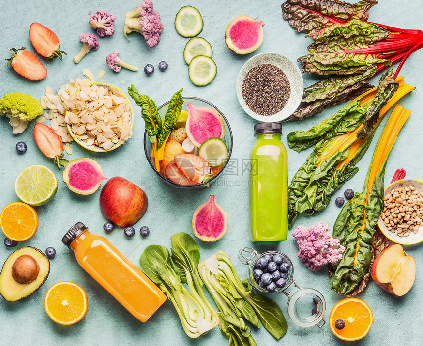 绿色黄色冰沙瓶桌子上与各种新鲜的素食成分搅拌机,顶部视图,平躺健康的生活方式干净的食物节食排营养图片