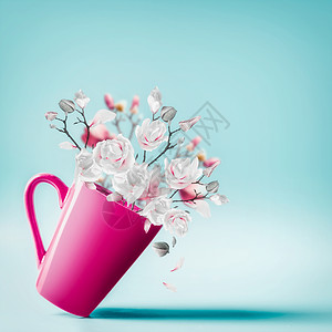 杯子与可爱的春天花玉兰飘落的花瓣浅蓝色的背景,插花情人节,女,婚礼日垂直的图片