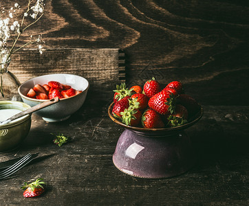 生活与草莓碗黑暗的乡村厨房桌子背景图片