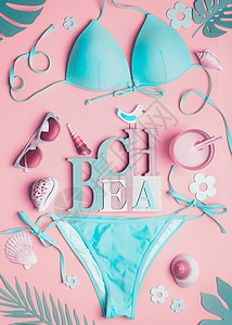 粉彩女海滩配件粉红色背景,顶部视图扁平的蓝绿色比基尼,太阳镜鸡尾酒,贝壳,热带棕榈叶文字海滩暑假背景图片